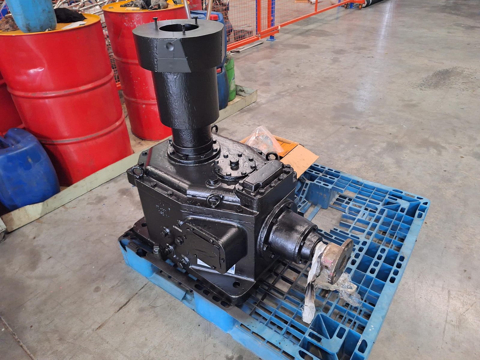 ชุดเกียร์ (Gearbox) มุมฉากของหอผึ่งเย็นที่ผ่านการโอเวอร์ฮอลแล้ว วางบนพาเลทพร้อมคัปปลิ้งเพลาขับ
