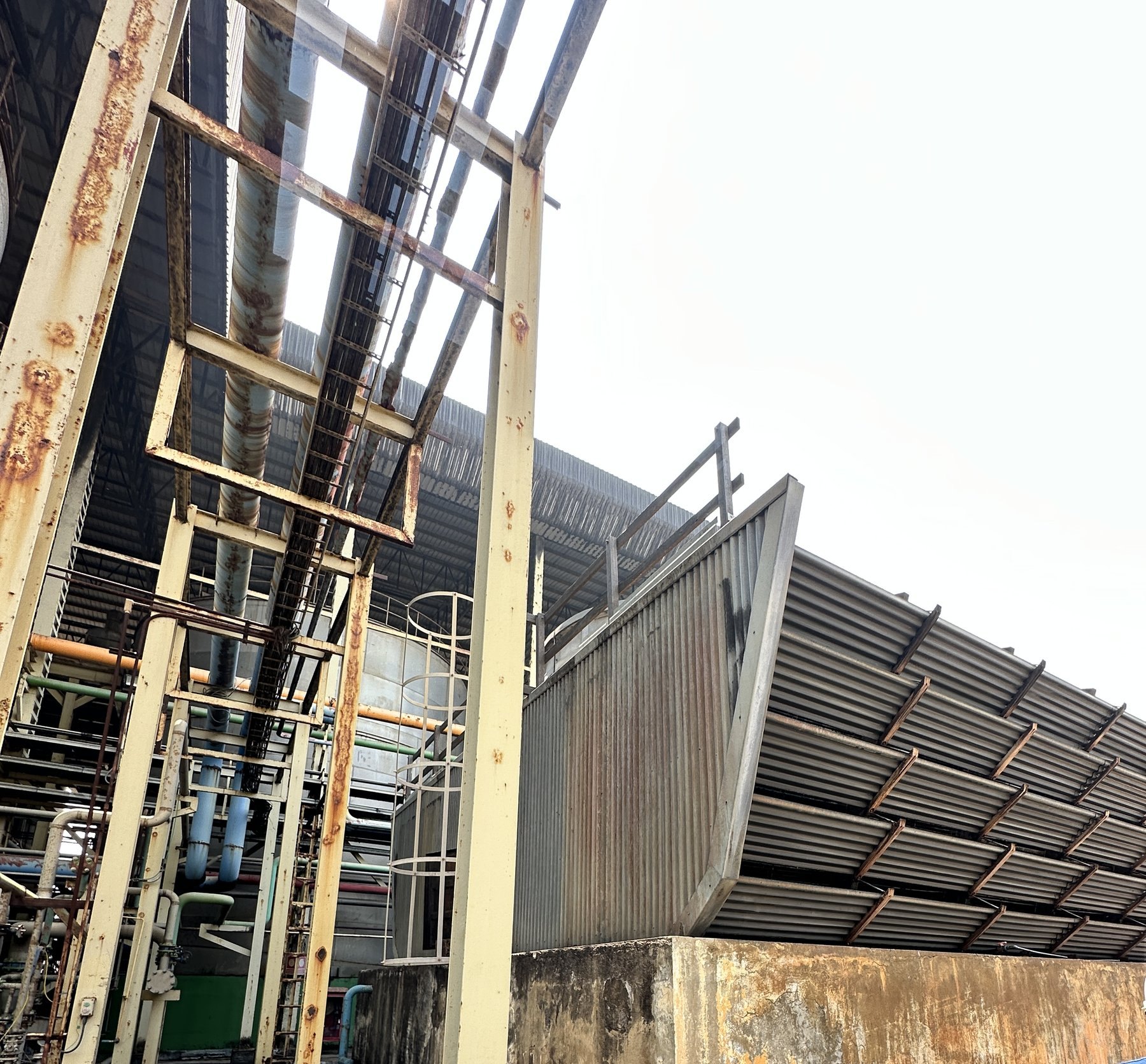 Crossflow cooling tower exterior and support structure