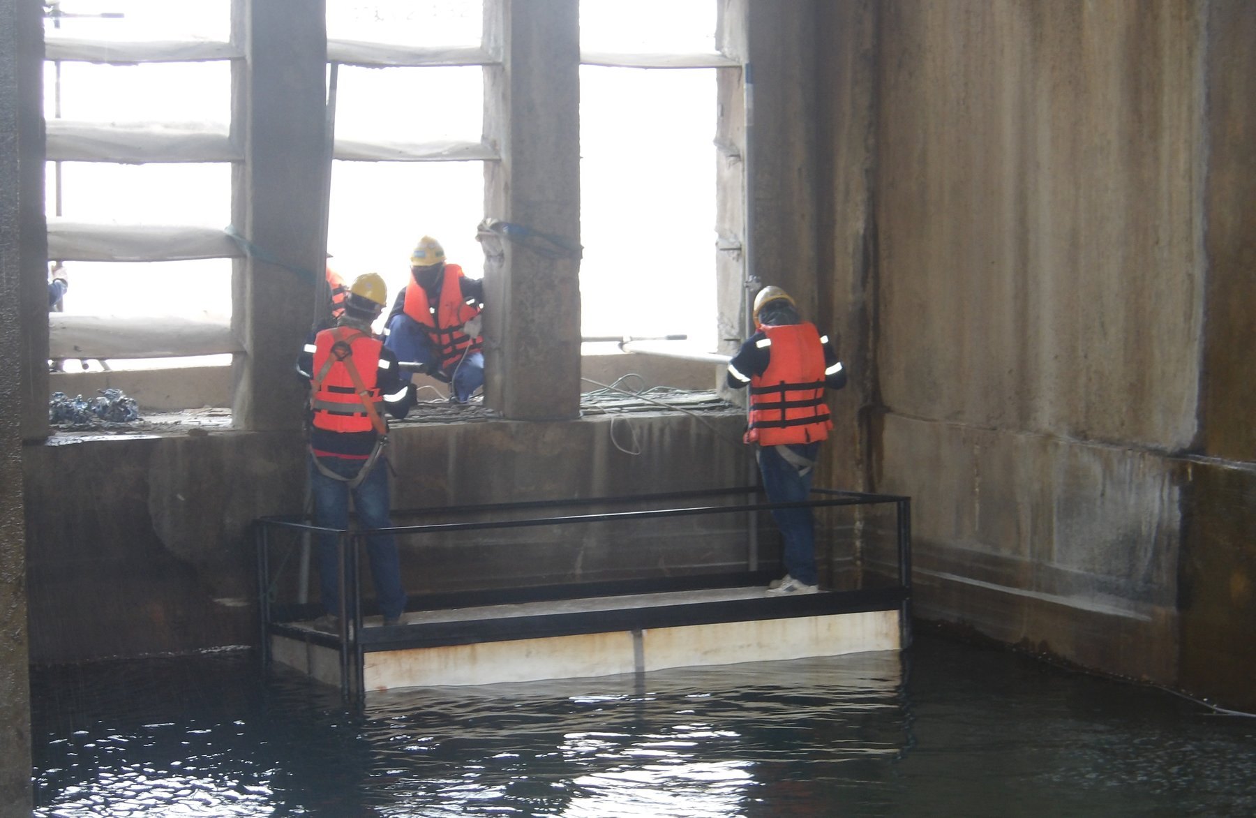 Cooling tower component replacement from an internal platform