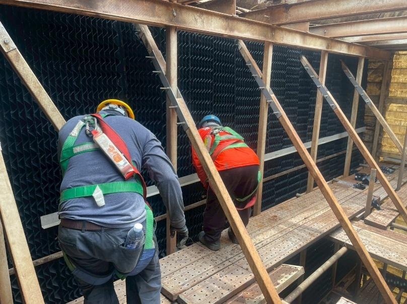 Drift eliminator installation inside a cooling tower