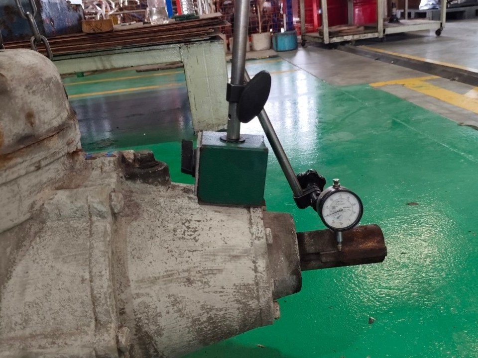 Dial-indicator measurement during an the site gearbox overhaul