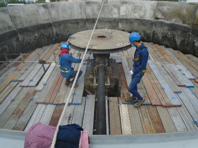 Cooling-tower reduction gear and hub disc at the Map Ta Phut site PDH during the drive replacement