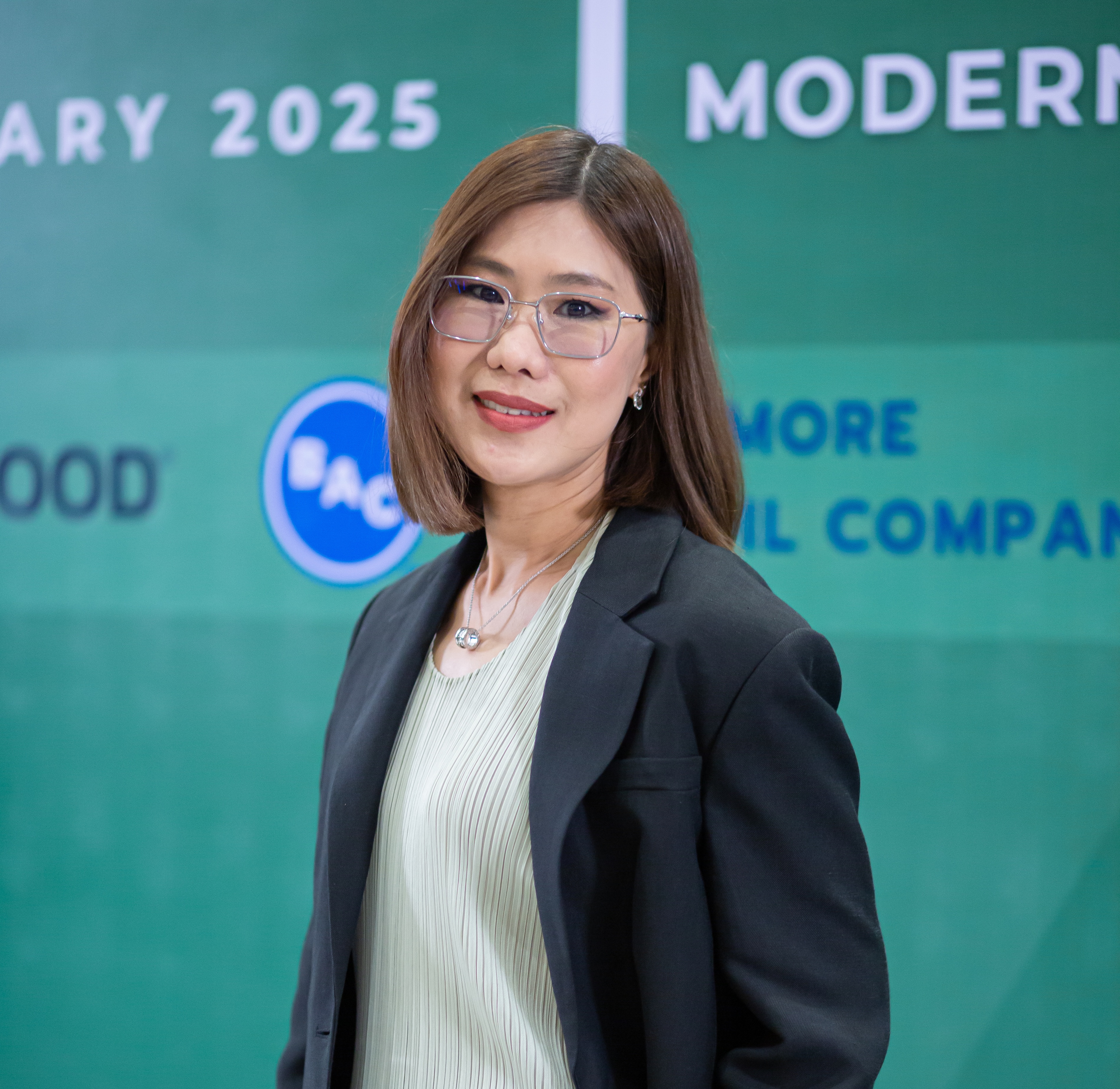 Portrait of Jintana Kunkanjanathorn, CEO of Synergy Services